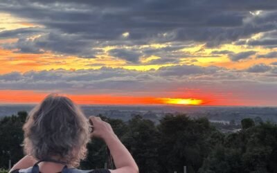 アンコール遺跡観光中にぬかしては行けない場所‼️これはプノンバケン山からの夕日鑑賞を是非お勧め致します。