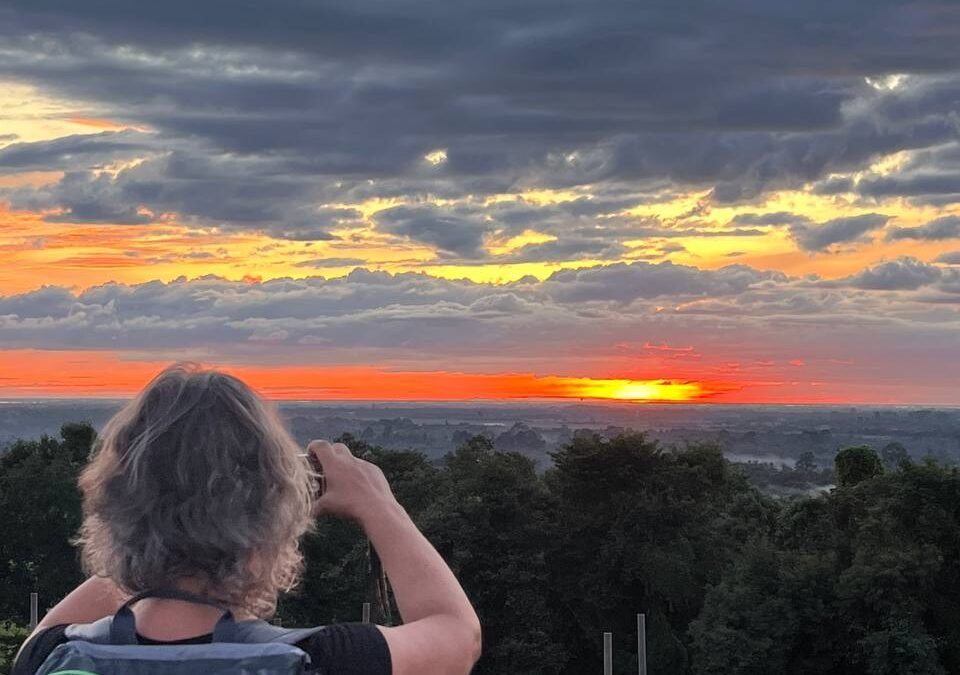 アンコール遺跡観光中にぬかしては行けない場所‼️これはプノンバケン山からの夕日鑑賞を是非お勧め致します。