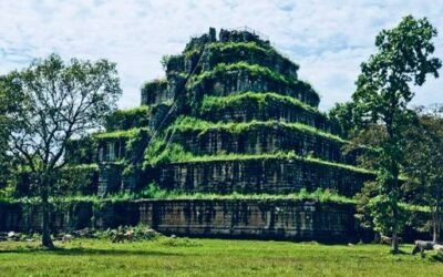 カンボジアのピラミッドだとも言われ！！コーケー遺跡群は、カンボジアにある10世紀のクメール王国の「幻の都」で、シェムリアップから北東のジャングルに位置し、ピラミッド型遺跡「プラサット・トム」が有名です。2023年にはカンボジアで4番目の世界遺産に登録され、約10数年間の短い期間に栄え、今も多くの遺跡が手付かずのまま残っています。