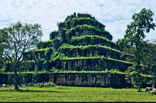カンボジアのピラミッドだとも言われ！！コーケー遺跡群は、カンボジアにある10世紀のクメール王国の「幻の都」で、シェムリアップから北東のジャングルに位置し、ピラミッド型遺跡「プラサット・トム」が有名です。2023年にはカンボジアで4番目の世界遺産に登録され、約10数年間の短い期間に栄え、今も多くの遺跡が手付かずのまま残っています。