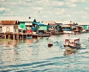 シエムアップの南の10キロのところにトンレサップ湖が有ります。換気の面積は日本の琵琶湖の３か4倍ですが、雨季になる水がだんだん増えてきて琵琶湖の15倍にもなり東南アジアの最大の湖で御座います。カンボジアへ来られてアンコール遺跡を訪れるのはもちろんですが、遺跡の次はどこへ行ったらいいかと言うとトンレサップ湖も観光地としてお勧めでございます。日本では今絶対に見られない風景が見られますので！！