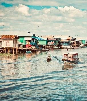 シエムアップの南の10キロのところにトンレサップ湖が有ります。換気の面積は日本の琵琶湖の３か4倍ですが、雨季になる水がだんだん増えてきて琵琶湖の15倍にもなり東南アジアの最大の湖で御座います。カンボジアへ来られてアンコール遺跡を訪れるのはもちろんですが、遺跡の次はどこへ行ったらいいかと言うとトンレサップ湖も観光地としてお勧めでございます。日本では今絶対に見られない風景が見られますので！！