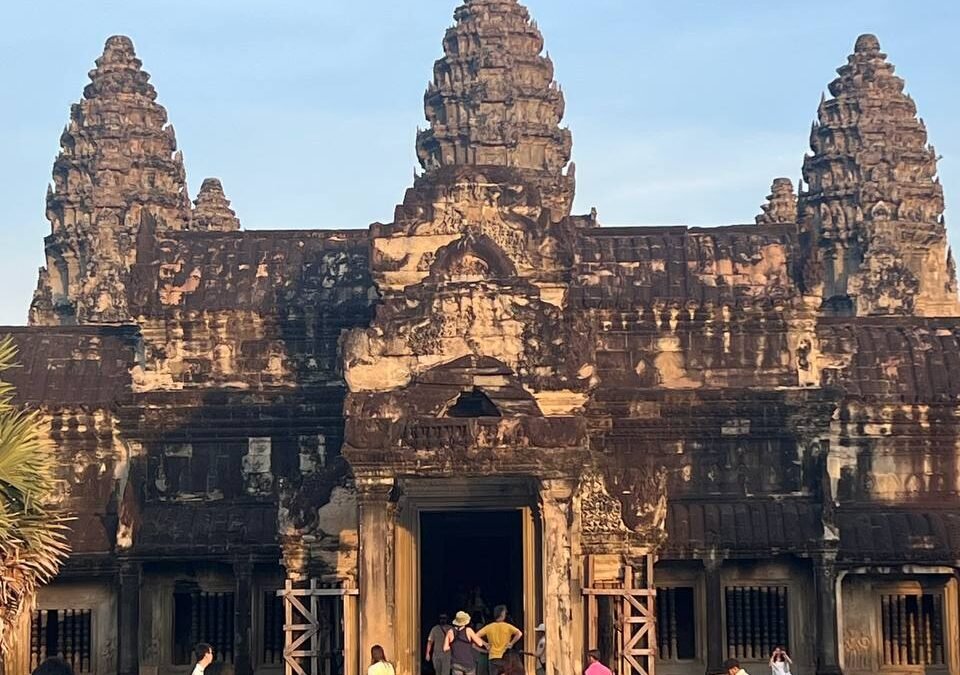 アンコールワットの真正面からの写真です－。